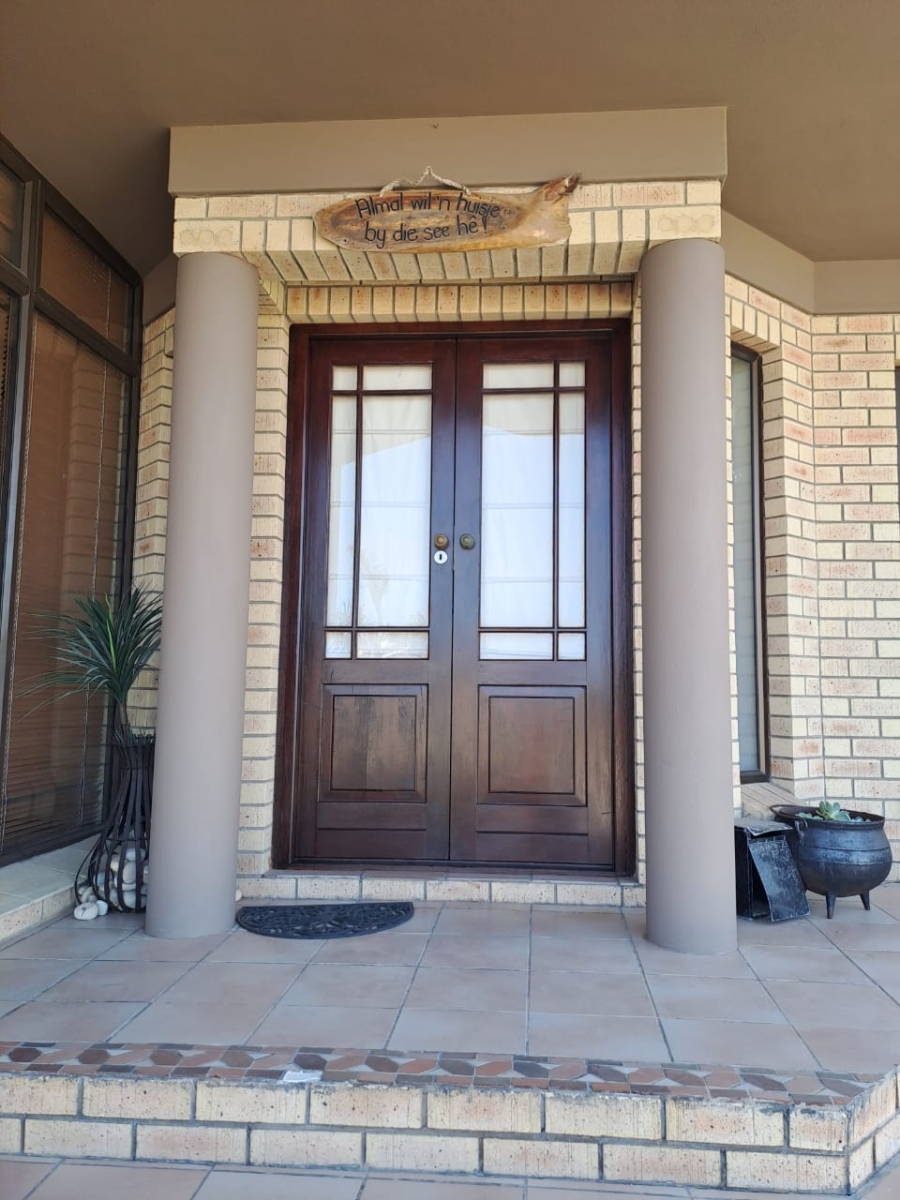 To Let 4 Bedroom Property for Rent in Wavecrest Eastern Cape